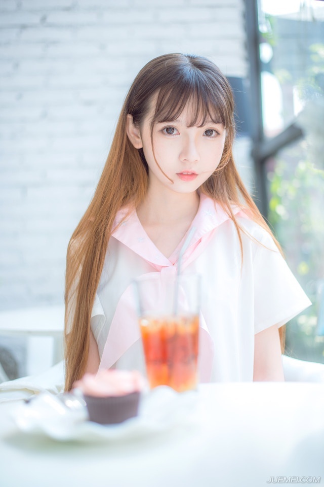 “让他们疯够了就给我滚回去，我们先回城！”没有再看那些兴奋的西域兵，就像没见过世面的土包子一样，连那些破铜烂铁都要抢。